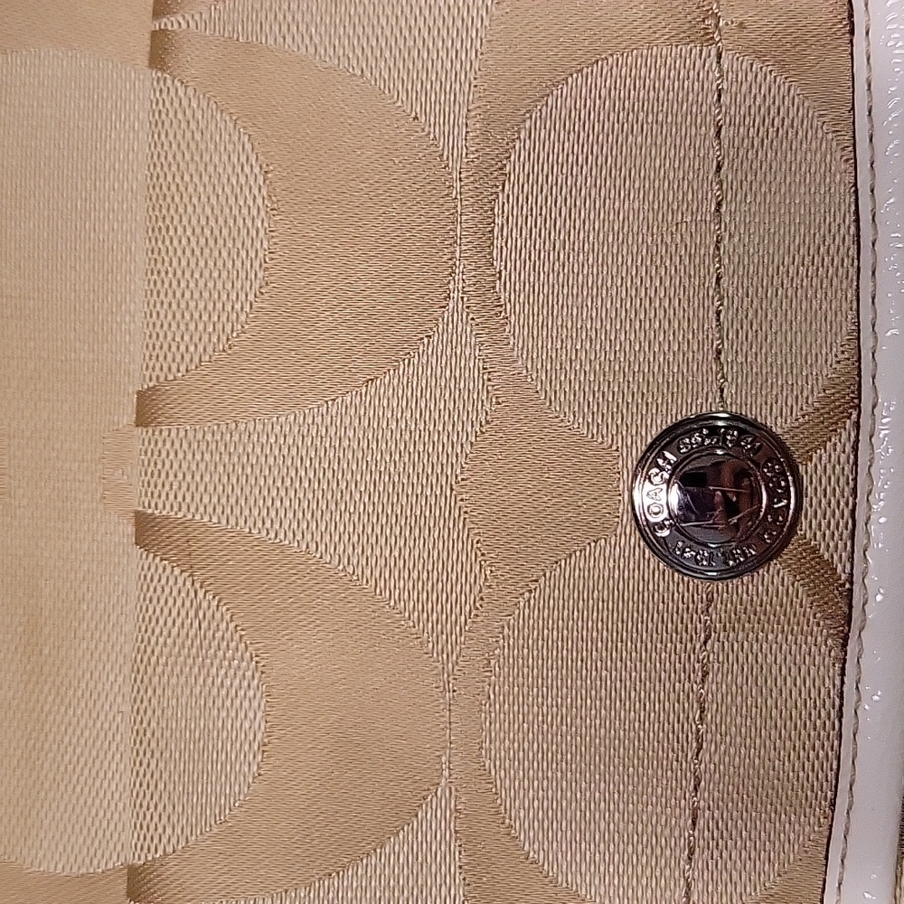 Coach Purse 👛 - Picture 4 of 13